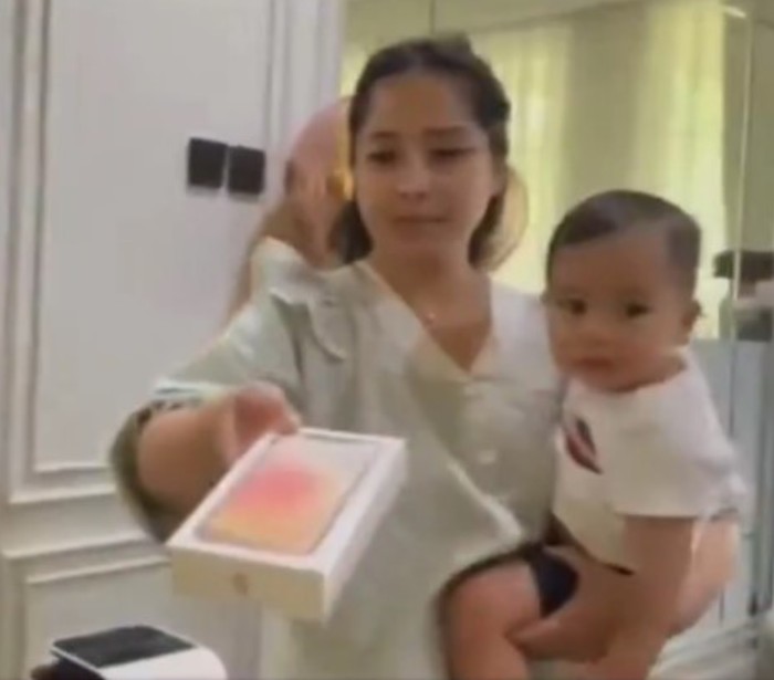 Nagita Slavina bagi-bagi iPhone