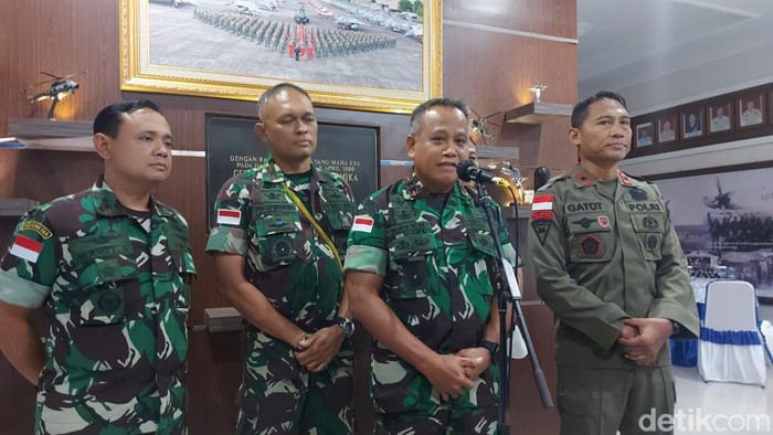 Pangdam XVII/Cenderawasih Mayjen Muhammad Saleh Mustafa dalam konfrensi pers di Lanud Mimika.