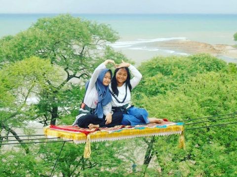 Pantai yang mencuri perhatian kali ini yakni Pantai Sowan yang berada di Tuban. Nah, untuk menyambut weekend kali ini, kamu bisa banget nih menjadikan Pantai Sowan sebagai salah satu wishlist sebagai tempat untuk dikunjungi.