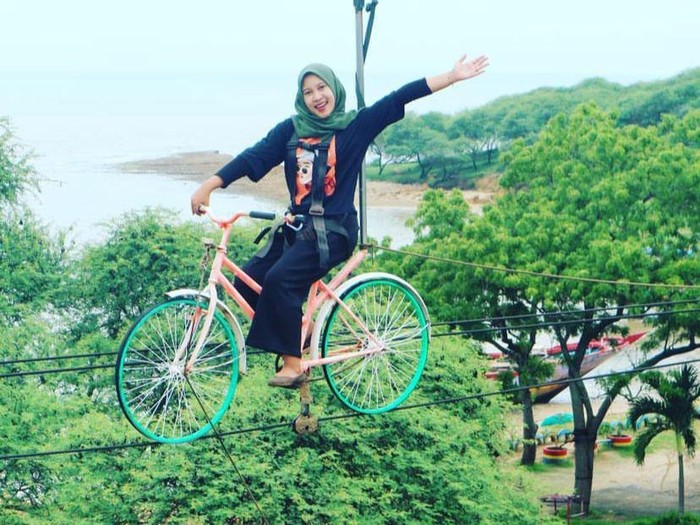 Pantai yang mencuri perhatian kali ini yakni Pantai Sowan yang berada di Tuban. Nah, untuk menyambut weekend kali ini, kamu bisa banget nih menjadikan Pantai Sowan sebagai salah satu wishlist sebagai tempat untuk dikunjungi.