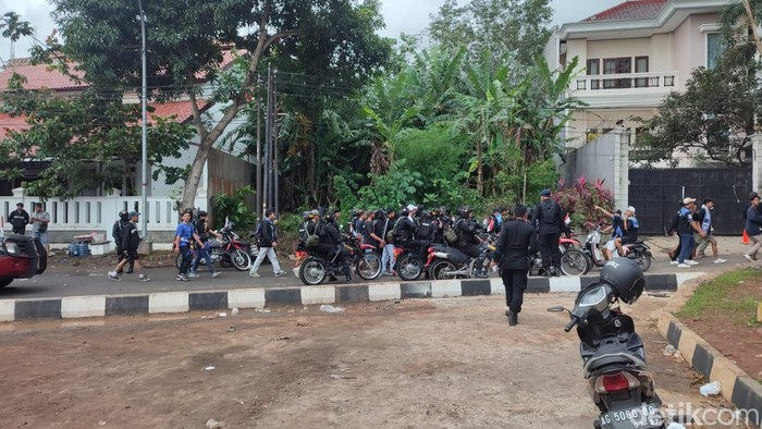 Pasukan Brimob bermotor menyisir suporter di sekitar Stadion Jatidiri Semarang, Jumat (17/2/2023).