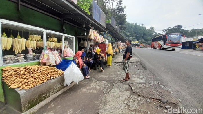 Pedagang ubi Cilembu di Cadas Pangeran, Sumedang.