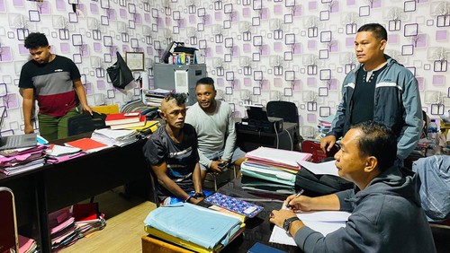 Pelaku penebasan anggota Polres Manggarai Barat, Idris, menjalani pemeriksaan di Mapolres Manggarai Barat dengan tangan diborgol. (IST)
