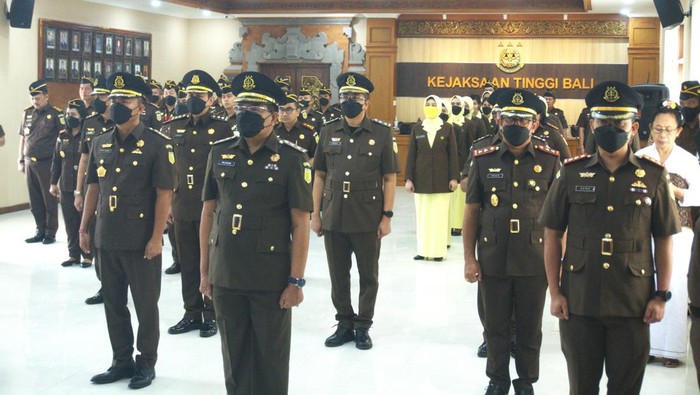Pelantikan dan serah terima jabatan di Aula Sasana Dharma Adhyaksa Kajati Bali, Jumat (17/2/2023). (Foto: Dok. Kejati Bali)