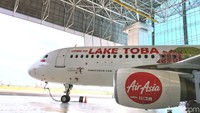 Dalam rangka mendukung kegiatan F1 Power Boat yang akan digelar di Danau Toba, Airasia meluncurkan livery bergambar Danau Toba dan wanita sedang menenun.
