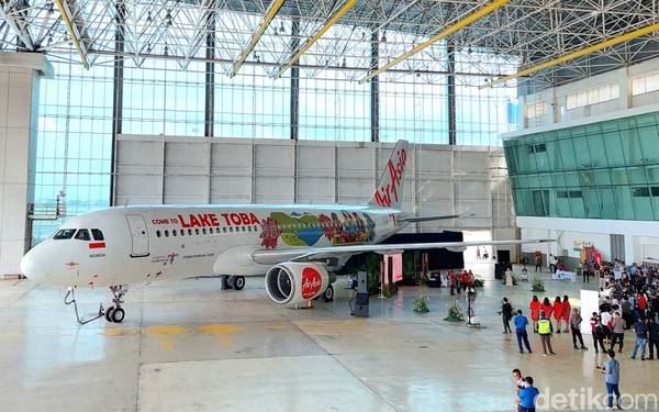 Informasi untuk kamu, AirAsia baru membuka penerbangan ke Jakarta-Silangit tahun lalu. Sejak beroperasi, tingkat keterisian rute Silangit tersebut rata-rata untuk setiap penerbangannya mencapai 83.6%.