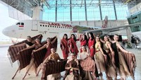 Mana nih yang lebih mempesona, gambar Danau Toba atau para pramugari AIrAsia?