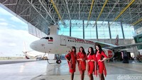 Para pramugari berpose di depan pesawat yang baru saja memasang livery Danau Toba ini.