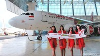 Di bagian badan pesawat menuju ekor pesawat terdapat gambar 4 perempuan Batak sedang menenun. Wah pas juga nih ada 4 pramugari berfoto di depan pesawat.