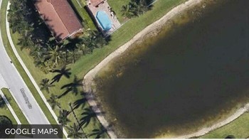 Seorang pria berusia 40 tahun hilang setelah keluar malam. 22 tahun kemudian, seorang pria lokal mencari di peta google dan melihat sebuah mobil di danau. Saat mobil digeledah, sisa-sisa kerangka pria yang hilang ditemukan di dalamnya. Foto: Reddit via Boredpanda