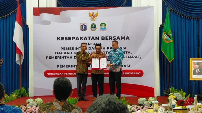 Penandatanganan MoU Pemprov DKI Jakarta dan Pemprov Jabar terkait pembangunan MRT Bekasi-Jakarta-Balaraja