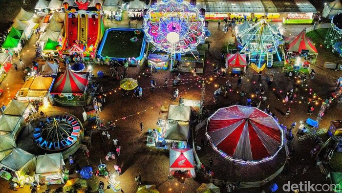 Pasar malam jadi alternatif wisata & hiburan untuk bersenang-senang di kawasan perkampungan. Cahaya warna-warni dan alunan musik semakin membuat suasana meriah.