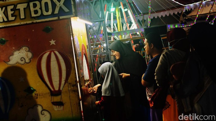 Pasar malam jadi alternatif wisata & hiburan untuk bersenang-senang di kawasan perkampungan. Cahaya warna-warni dan alunan musik semakin membuat suasana meriah.