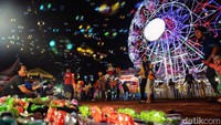 Meninggalkan kesan kumuh, sampah bertebaran dan cahaya remang-remang. Pasar malam terus memoles diri menjadi lebih menarik dengan menghadirkan lampu LED warna warni, tempat sampah yang mudah diakses dan musisi band dengan lagu-lagu terbaru.