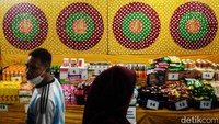 Pasar malam menjadi arena bersenang-senang di level terkecil di perkampungan. Pengunjung cukup memarkir kendaraanya dan langsung menikmati berbagai wahana yang dipatok mulai dari Rp 5.000.