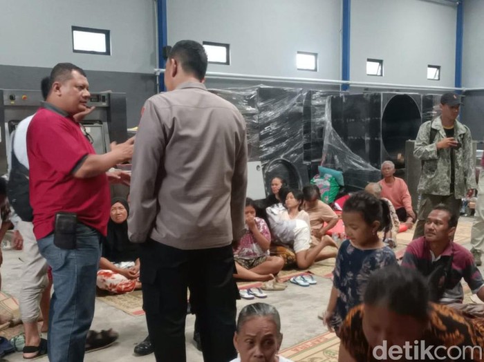 Pengungsian banjir di Kelurahan Pucangsawit, Kecamatan Jebres, Kota Solo, Jumat (17/2/2023) malam.