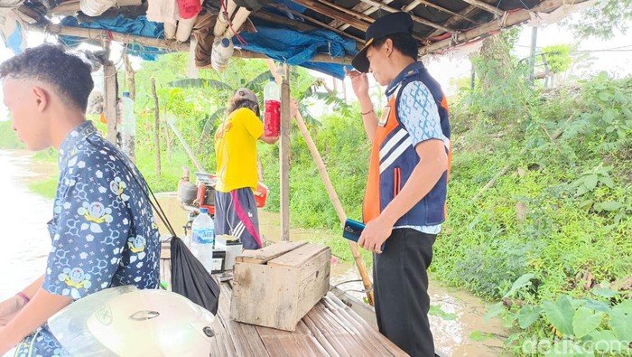 Perahu penyeberangan di Bengawan Solo