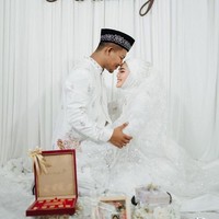 Rodtang Jitmuangnon membagikan momen bahagianya dengan sesama petarung Thailand, Aida Looksaikongdin di media. Pasangan tersebut terlihat mengenakan busana putih selagi memperlihatkan potret kebersamaan mereka dari pacaran, lamaran sampai menikah dengan cara Islam. Foto: Instagram Rodtang Jitmuangnon