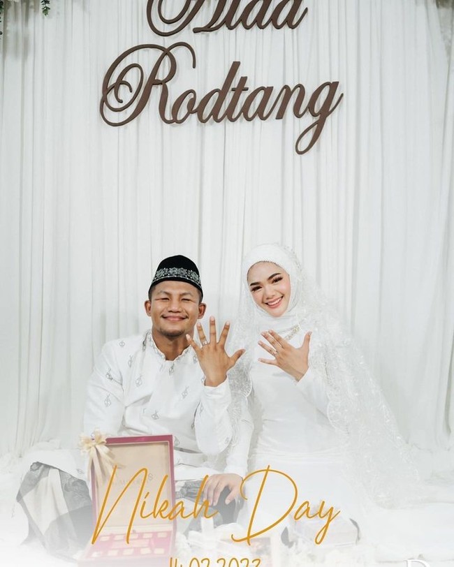 Petarung One Championship yang disebut Raja Muay Thai, Rodtang Jitmuangnon, mengejutkan publik dengan berita pernikahannya. Pria yang juga sering dijuluki sebagai Iron Man tersebut memamerkan foto bersama istri yang mengenakan hijab. Ia sendiri tampak memakai baju muslim yang jadi sorotan netizen. Foto: Instagram Rodtang Jitmuangnon
