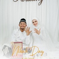 Petarung One Championship yang disebut Raja Muay Thai, Rodtang Jitmuangnon, mengejutkan publik dengan berita pernikahannya. Pria yang juga sering dijuluki sebagai Iron Man tersebut memamerkan foto bersama istri yang mengenakan hijab. Ia sendiri tampak memakai baju muslim yang jadi sorotan netizen. Foto: Instagram Rodtang Jitmuangnon