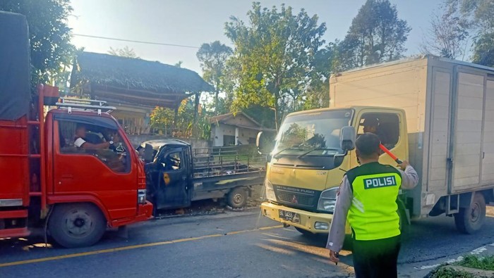 Petugas mengarahkan lalulintas Medan-Berastagi usai kecelakaan di Desa Rumah Sumbul, Sibolangit. (Istimewa)