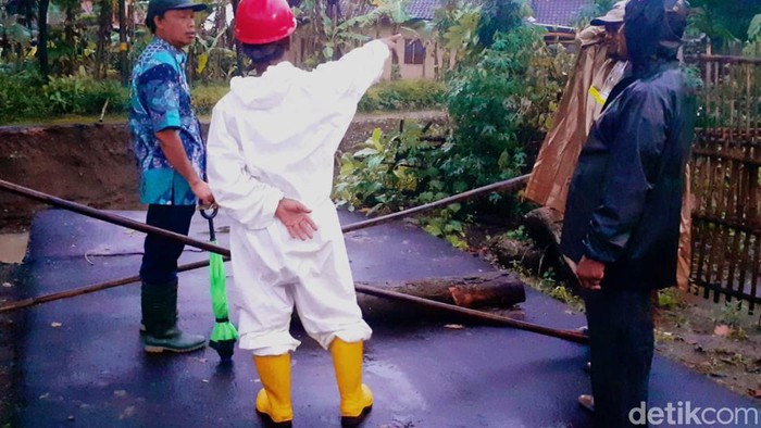 Petugas meninjau jembatan yang putus di Bayat, Klaten, Jumat (17/2/2023).