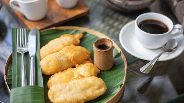 Pisang goreng dan kopi