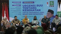 Sekretaris Jenderal Kementerian Kesehatan (Kemenkes) Kunta Wibawa Dasa Nugraha (tengah) bersama Direktur Utama BPJS Kesehatan Ali Ghufron Mukti (kedua kiri), anggota Badan Legislasi (Baleg) Anggota Komisi IX DPR RI Nur Nadlifah (kedua kanan), Ketua Umum Pengurus Besar Ikatan Dokter Indonesia (IDI) Moh. Adib Khumaidi (kanan), dan Staff Ahli Dirjen Kemenristekdikti Ratna Sitompul (kiri) berbicara dalam diskusi publik yang digelar Partai Kebangkitan Bangsa (PKB) di Jakarta, Jumat (17/2/2023). Diskusi tersebut membahas urgensi Rancangan Undang-Undang (RUU) tentang Kesehatan.