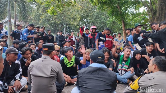 Polisi melakukan pendekatan persuasif dengan suporter yang masih bertahan di sekitar Stadion Jatidiri Semarang, Jumat (17/2/2023).