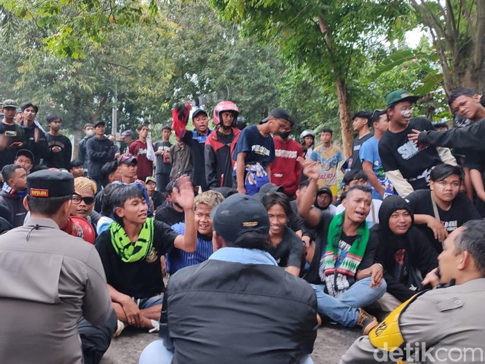 Polisi melakukan pendekatan persuasif dengan suporter yang masih bertahan di sekitar Stadion Jatidiri Semarang, Jumat (17/2/2023).