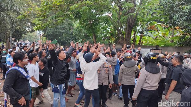 Polisi melakukan pendekatan persuasif dengan suporter yang masih bertahan di sekitar Stadion Jatidiri Semarang, Jumat (17/2/2023).