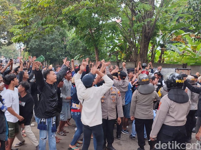 Polisi melakukan pendekatan persuasif dengan suporter yang masih bertahan di sekitar Stadion Jatidiri Semarang, Jumat (17/2/2023).
