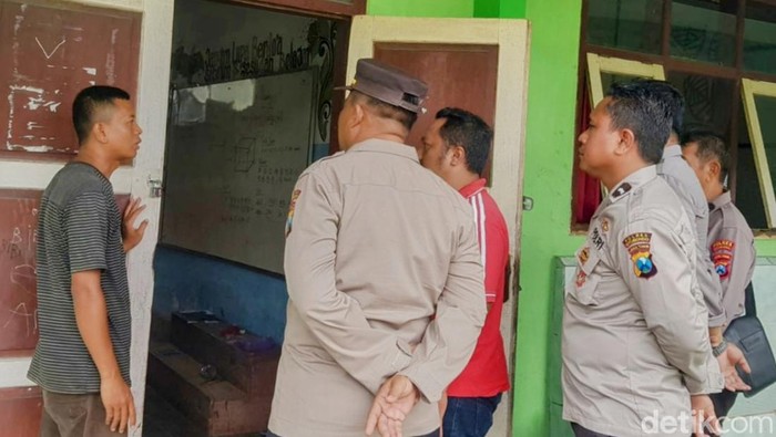 Polisi memeriksa ruang kelas tempat pelajar di Situbondo meninggal