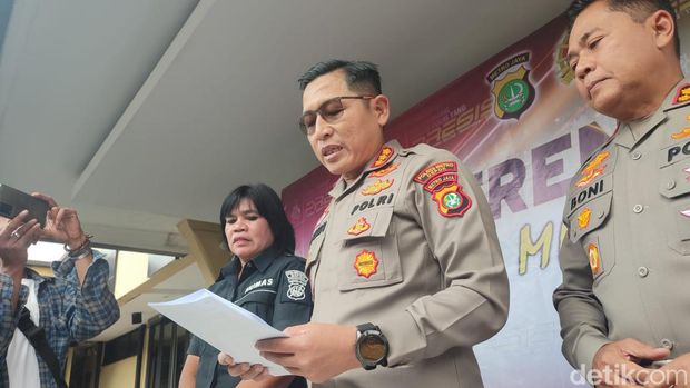 Polisi merilis kasus penangkapan pelaku tabrak lari yang buang korbannya di Depok