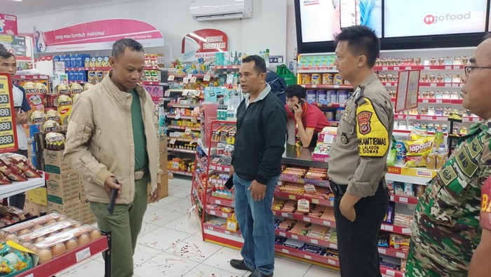 Unit Reskrim Polsek Ciomas melakukan olah TKP di minimarket 24 jam yang disatroni 5 perampok, Jumat (17/2/2023).