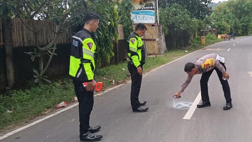 Polisi olah TKP lokasi kecelakaan bus pariwisata yang menewaskan satu pemotor asal Kota Mataram, Kamis (16/2/2023). (istimewa)