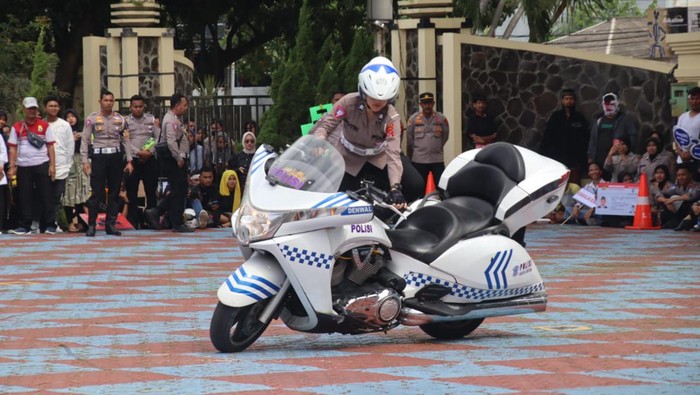 Polisi saat beratraksi di depan pelajar Subang