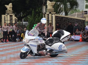 Lihainya Polisi Atraksi Kuda Besi di Depan Pelajar Subang