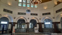 Gedung Kantor Pos ini pertama kali dibangun pada 1909 dan selesai pada 1911. Gedung ini dirancang arsitek Belanda yakni Ir. Simon Snuyf dari Burgelijke Openbare Werken (BOW) atau Dinas Pekerjaan Umum Hindia Belanda.Foto: Putu Intan/detikcom