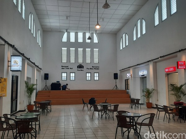 Ketika menginjakkan kaki di Pos Bloc Medan, traveler akan disuguhi banyak fasilitas mulai dari kafe, toko suvenir, museum, taman, hingga amfiteater. Foto: Putu Intan/detikcom Ketika menginjakkan kaki di Pos Bloc Medan, traveler akan disuguhi banyak fasilitas mulai dari kafe, toko suvenir, museum, taman, hingga amfiteater. Foto: Putu Intan/detikcom