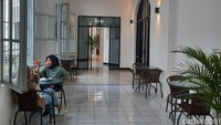Traveler tak perlu khawatir kehabisan tempat jika ingin nongkrong di Pos Bloc karena tersedia banyak tempat duduk. Pos Bloc Medan terletak di Jalan Pos No. 1 dan buka setiap hari. Jam bukanya mulai pukul 10.00 - 22.00 WIB untuk hari biasa dan 07.00 - 23.00 WIB setiap akhir pekan. Foto: Putu Intan/detikcom