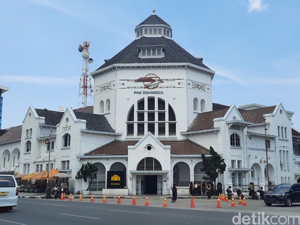 Pos Bloc Medan diresmikan pada 29 Oktober 2023. Proyek Pos Bloc Medan merupakan kolaborasi antara PT Pos Properti Indonesia dengan PT Ruang Kreatif Pos. Keduanya melakukan revitalisasi Gedung Kantor Pos Medan yang usianya 111 tahun. Foto: Putu Intan/detikcom Pos Bloc Medan diresmikan pada 29 Oktober 2023. Proyek Pos Bloc Medan merupakan kolaborasi antara PT Pos Properti Indonesia dengan PT Ruang Kreatif Pos. Keduanya melakukan revitalisasi Gedung Kantor Pos Medan yang usianya 111 tahun. Foto: Putu Intan/detikcom