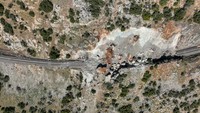 Penampakan celah yang panjang dan dalam terbentuk setelah gempa bumi kembar melanda Turki. Seperti diketahui, gempa berkekuatan M7,8 melanda Turki tenggara dan sebagian Suriah pada dini hari tanggal 6 Februari. Gempa diikuti oleh peristiwa berkekuatan M7,5 sekitar 9 jam kemudian, serta lebih dari 200 gempa susulan.