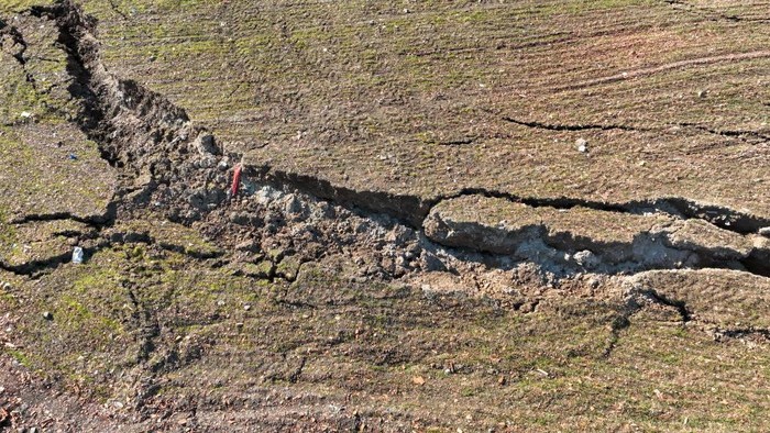 Gempa Turki M7,8 super dahsyat hingga merenggut 41 ribu korban jiwa. Banyak bangunan runtuh. Fenomena lain gempa Turki menimbulkan rekahan di Bumi seperti dalam foto-foto di bawah ini.