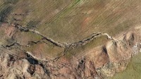 Pandangan udara dari tanah longsor yang dipicu oleh gempa bumi memblokir jalan di distrik Islahiye di Gaziantep, Turkiye pada 16 Februari 2023.