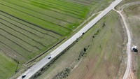 Sebagian besar wilayah Turki terletak di lempeng Anatolia di antara dua patahan utama, yaitu Sesar Anatolia Utara dan Sesar Anatolia Timur. Lempeng tektonik yang membawa Arab, termasuk Suriah, bergerak ke utara dan bertabrakan dengan tepi selatan Eurasia, yang menekan Turki ke arah barat, kata David Rothery, ahli ilmu bumi di Universitas Terbuka di Milton Keynes, Inggris.