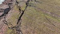 Pusat gempa berada sekitar 26 km sebelah timur kota Nurdagi di Turki pada kedalaman sekitar 18 km di Patahan Anatolia Timur. Gempa menyebar ke arah timur laut, membawa kehancuran ke Turki tengah dan Suriah.