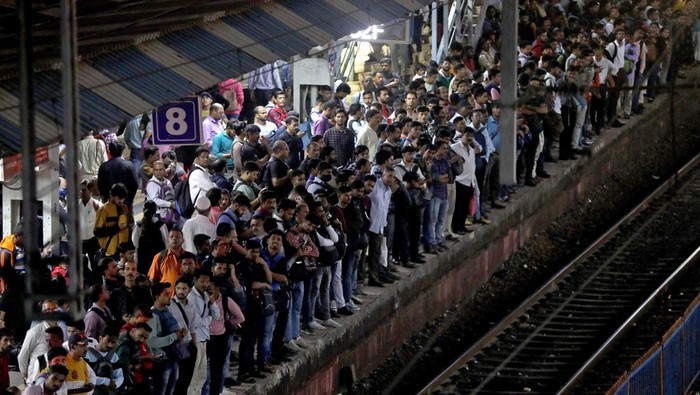 Potret India yang Bakal Jadi Negara dengan Penduduk Terpadat di Dunia Commuters crowd on a platform as they wait to board suburban trains at a railway station in Mumbai, India, January 20, 2023. REUTERS/Niharika Kulkarni