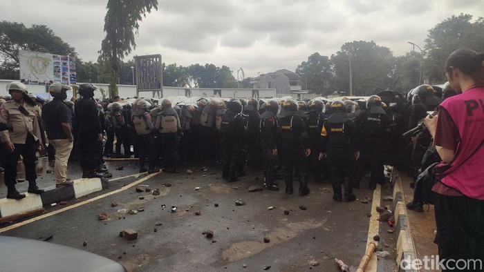 Potret kericuhan suporter di Stadion Jatidiri Semarang, Jumat (17/2/2023). Potret kericuhan suporter di Stadion Jatidiri Semarang, Jumat (17/2/2023).