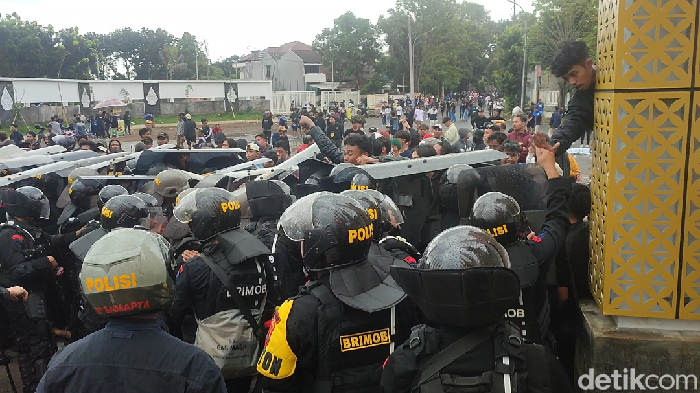 Potret kericuhan suporter di Stadion Jatidiri Semarang, Jumat (17/2/2023).